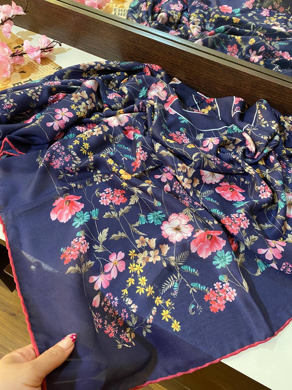 روسری-نخی-سیا-اسکارف-دور-دستدوز